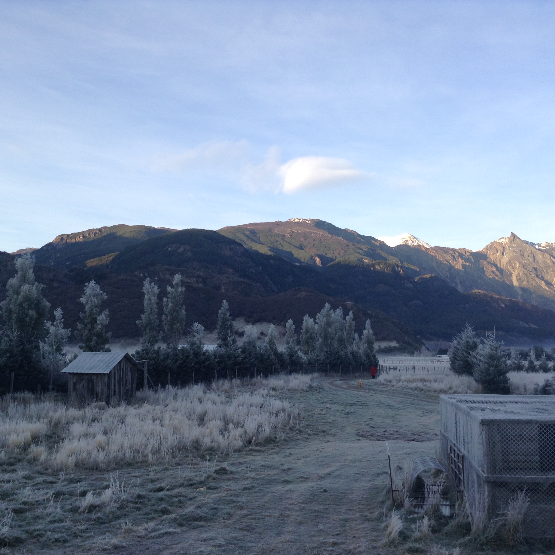 Vista del predio del Fundo La Pampita en la mañana helada, invierno 2015, Aysén